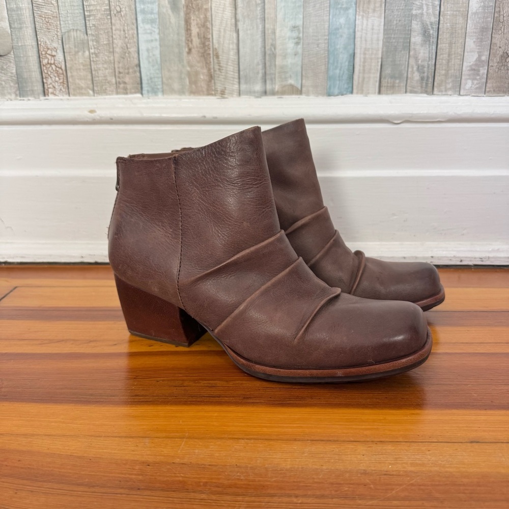 Kork Ease 9 Square Toe Brown Leather Heeled Scrunch Kissel Ankle Boots Booties